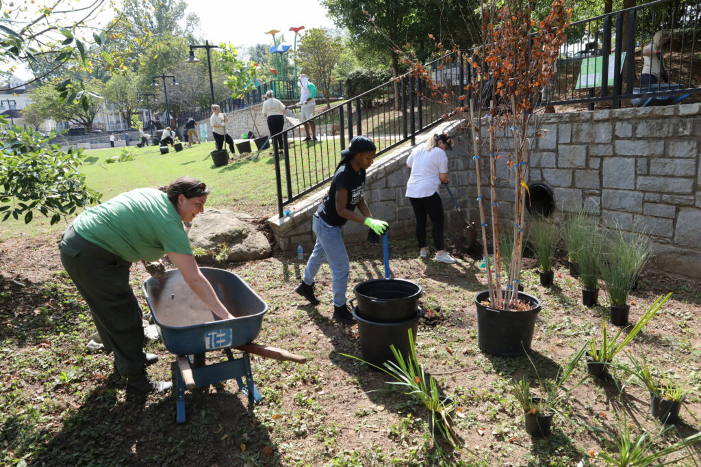 NRPA Annual Conference attendees volunteer during service day
